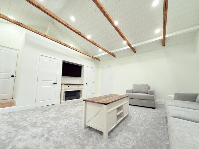 Building Photo - 9501 N Clybourn Ave