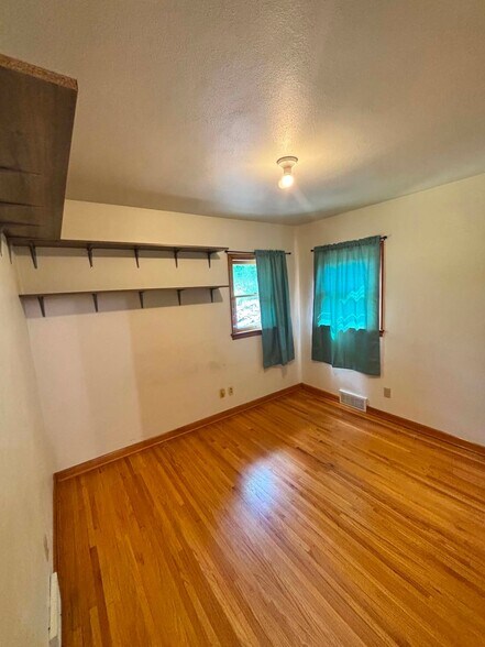 Building Photo - 917 2nd Pl NE