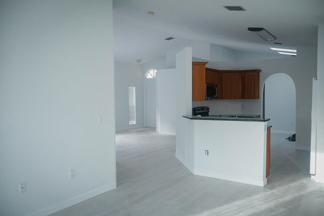 Building Photo - 14750 SW 156th Ave