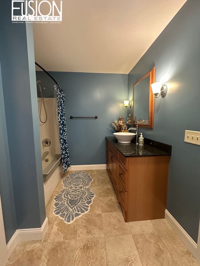 Building Photo - Beautiful, Spacious, Private Four Bedroom ...