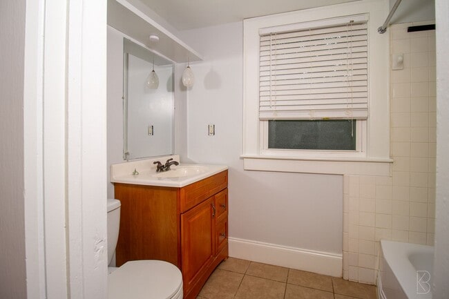 Building Photo - Prime location & Space!