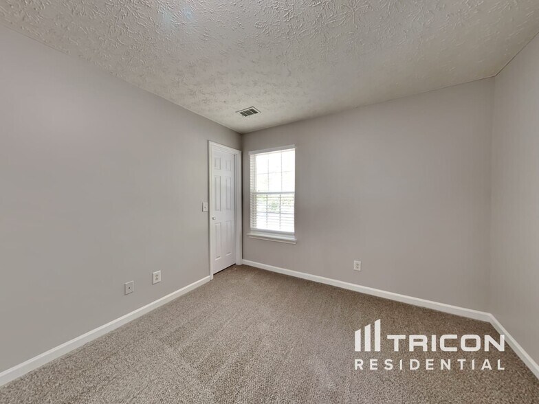 Building Photo - 13 Red Maple Way