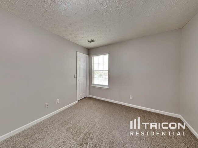 Building Photo - 13 Red Maple Way