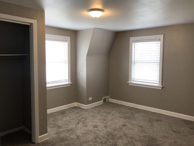 Building Photo - Great Home Beautiful Bathrooms/Kitchen! Fe...