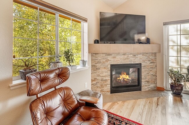 Building Photo - Updated 3bed/3bath! 1 car garage! Heat inc...