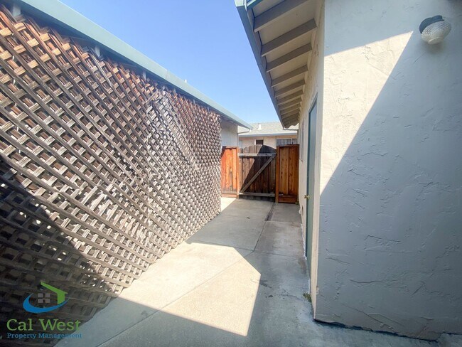 Building Photo - $3195 - Remodeled 2Bed/1 Bath Duplex in th...