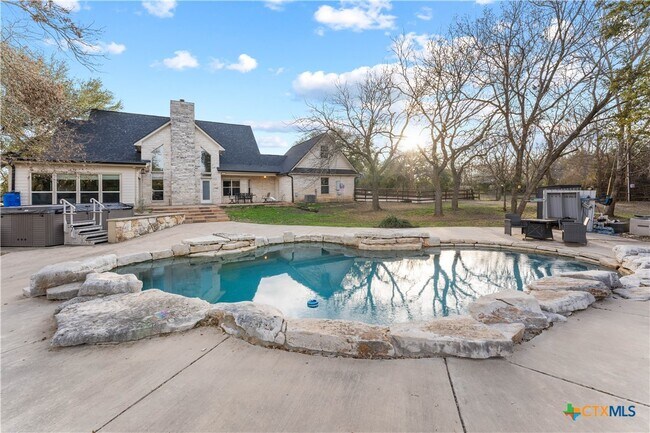Building Photo - 1060 Great Oaks Dr