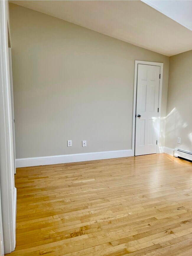 Building Photo - 314 Islington St