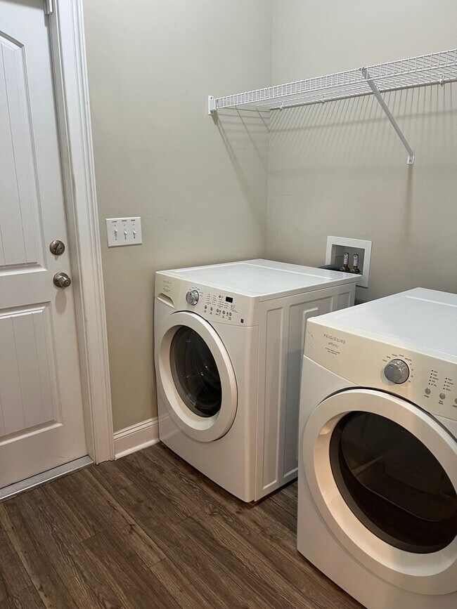 Building Photo - BEAUTIFUL 3 bedroom 2 bath home on a corne...