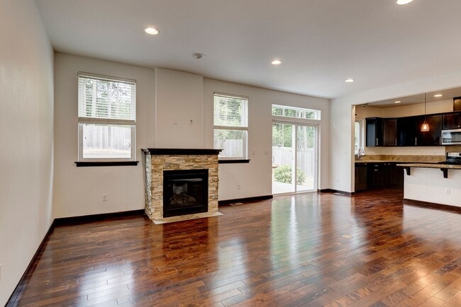 Building Photo - Stunning 3 Bed 2.5 Bath home in Fairway Point