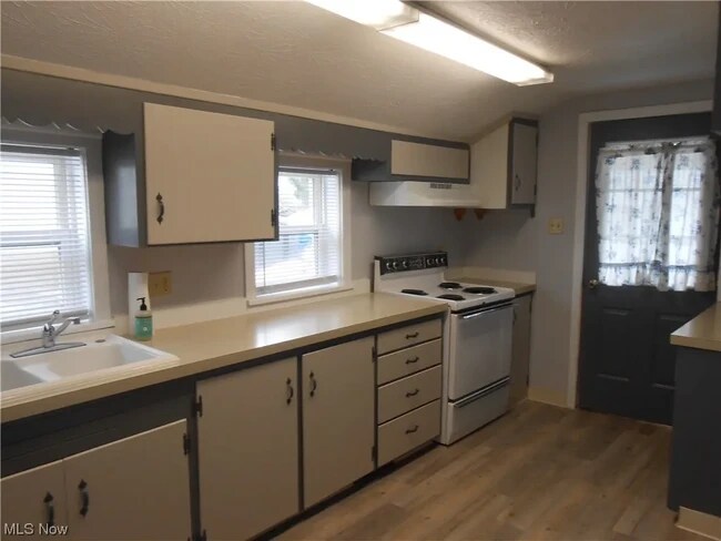 Building Photo - 24 Pleasant St