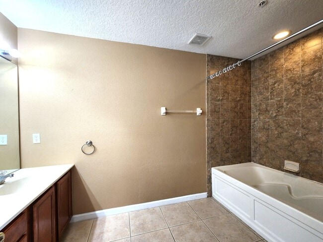 Building Photo - 2-story Spacious Townhome / Gated / Attach...