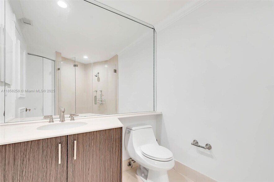 Building Photo - 300 S Pointe Dr
