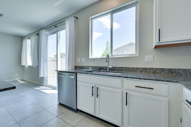 Building Photo - NW!! Solar!!  Gated!!  Bed and bath downst...
