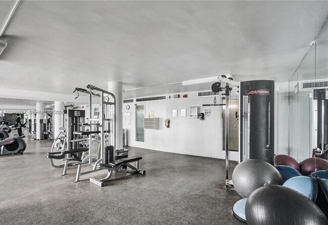 Building Photo - 900 Bay Dr