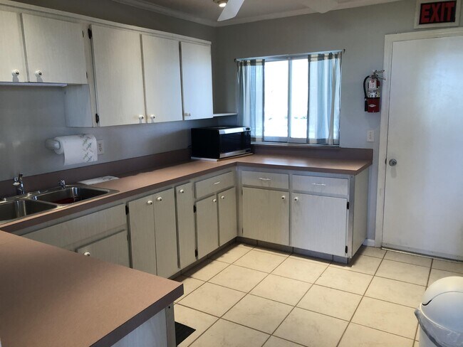 Building Photo - 1220 Myerlee Country Club Blvd
