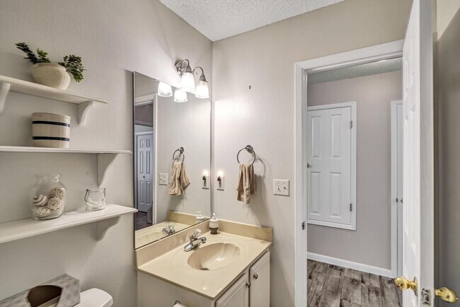 Building Photo - Updated 3 Bedroom in Central Location!