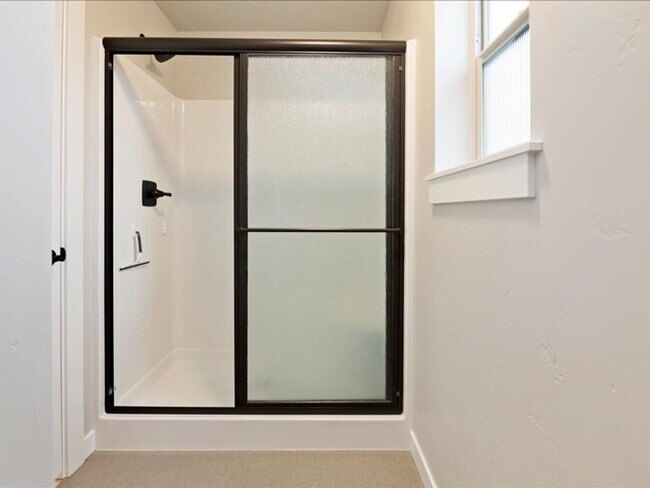 Building Photo - Free September Rent!  Beautiful Newer 4 Bed, 3 Bath located in the heart of Meridian - available ...