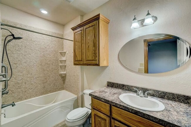 Building Photo - 608 Shady Oak