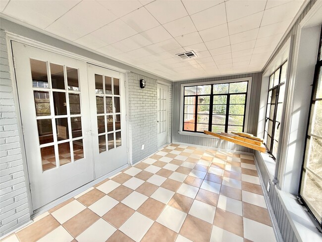 Building Photo - 2027 Sheridan St