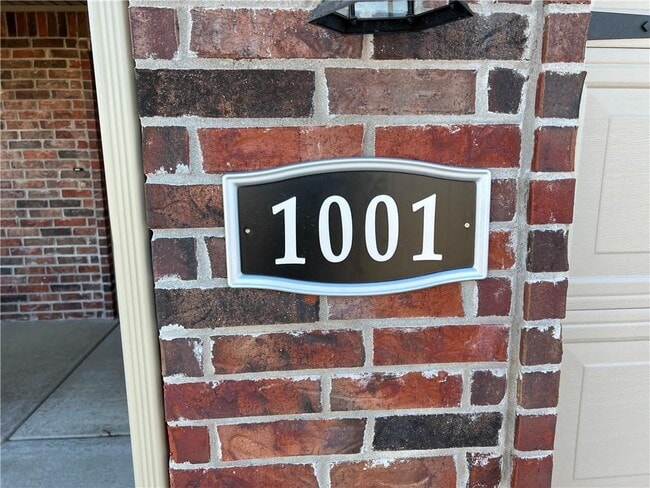 Building Photo - 1001 Tulip St