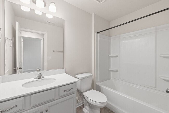 Building Photo - Like-New Townhome in Pristine, Move-In Ready Condition