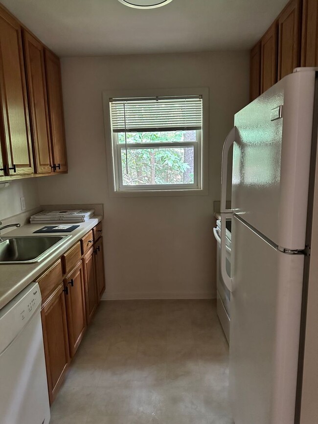 Building Photo - Charming 2 bedroom condo off of Jamestown ...