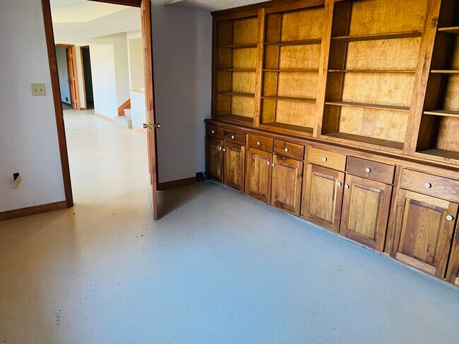 Building Photo - 41 E Hinton Rd