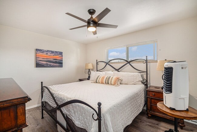 Building Photo - Updated 2 Bed | 1.5 Bath Upper Duplex Near...