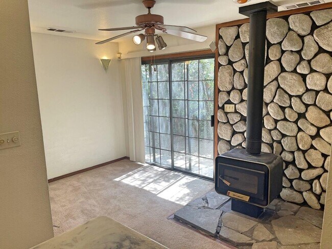 Building Photo - 3 Bedroom 2 Bath w/ Spa Room Suisun *Star ...