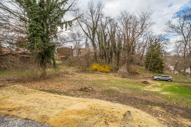 Building Photo - Stunning 3 bedroom home in Penn Hills available April 1st!