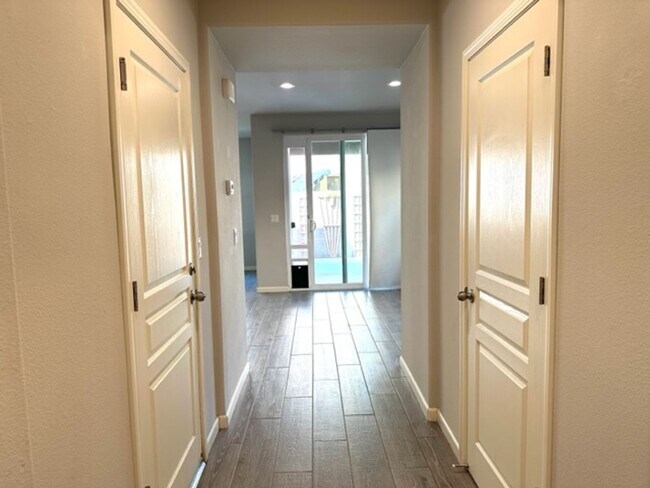 Building Photo - $2,295 Fowler & Belmont, 3 Bed - E. Peruna Way, Fresno - Gated Community & Pool