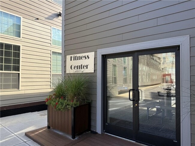 Building Photo - 327 Pine St