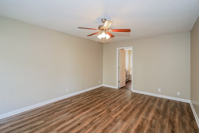 Building Photo - 642 Knollwood Dr