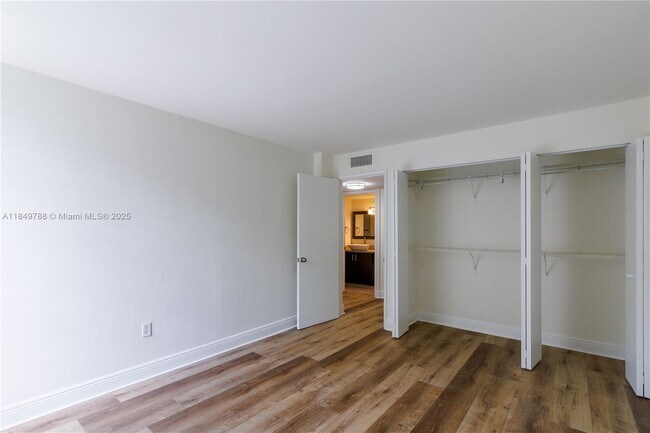 Building Photo - 8870 Fontainebleau Blvd