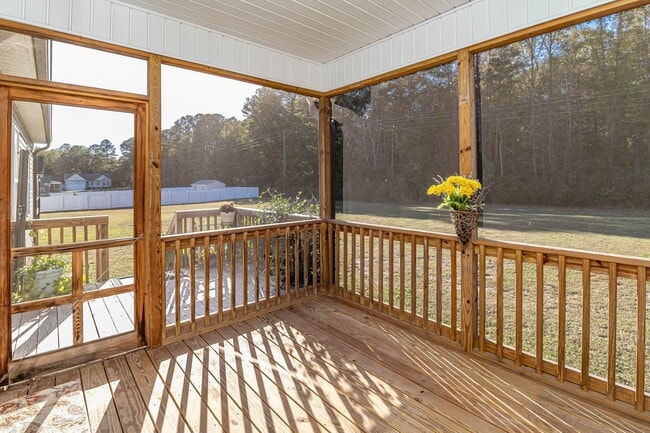 Building Photo - Immaculate 3 BR | 2 BA Ranch Home in Golds...