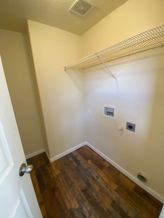 Building Photo - Single level with no carpet!  Ready to ren...