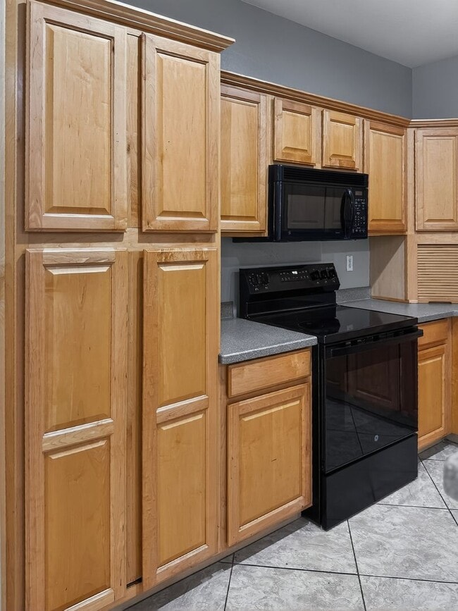 Building Photo - Single-level 4 bed, 2 bath home with tandem 3-car garage and RV gate.