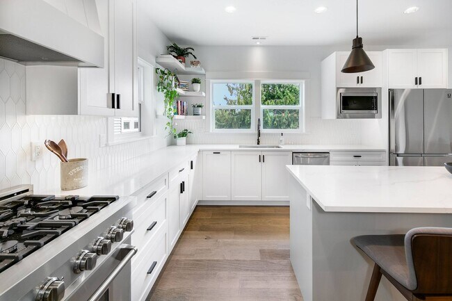 Building Photo - Gorgeous 4 Bed/3.5 Bath with Beautiful Fin...