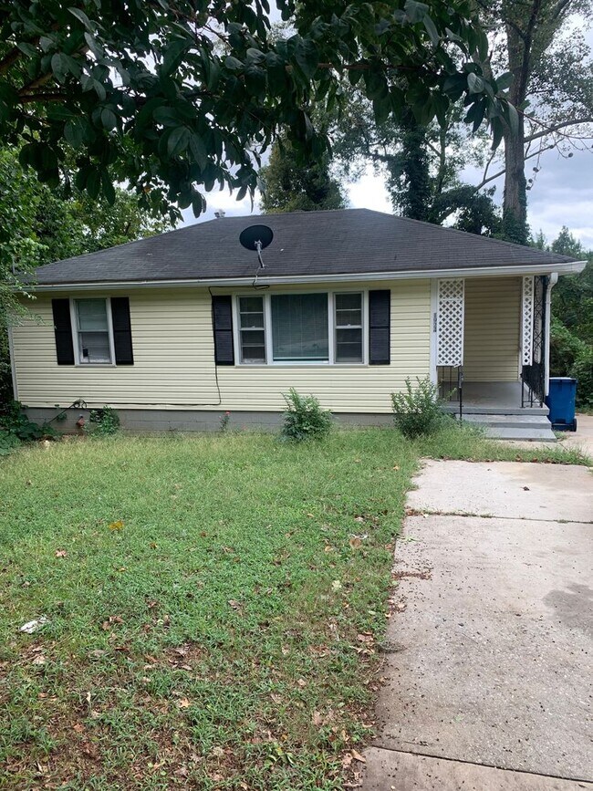Building Photo - COMING SOON 3 Bed 1 bath
