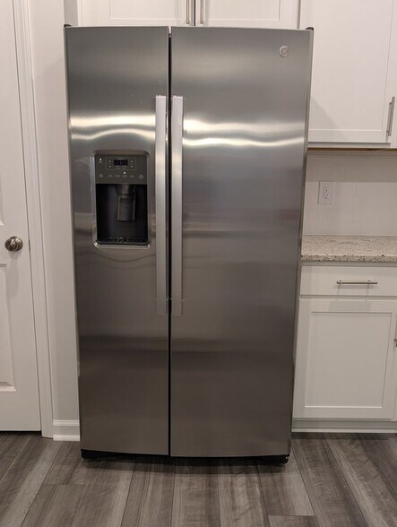 Building Photo - 556 Glen Clova Dr