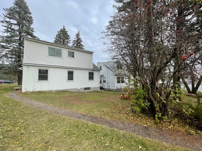 Building Photo - AVAILABLE JUNE 1ST -4 bed/ 2 bath Home Near Campus!