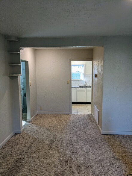 Front Living Room_2 - 2011 N Burns