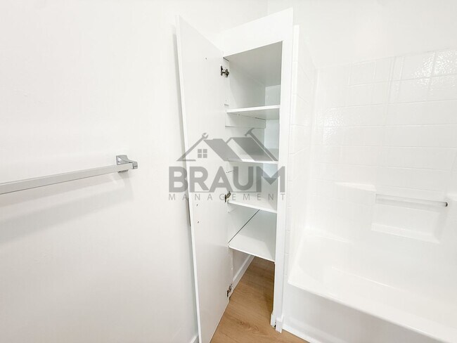 Building Photo - 11035 Moorpark St