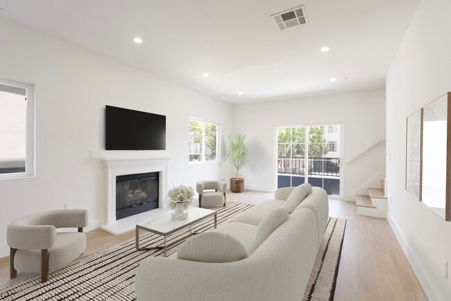 Building Photo - 1325 N Poinsettia Pl