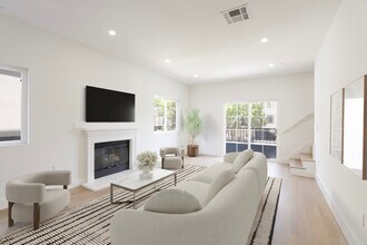 Building Photo - 1325 N Poinsettia Pl