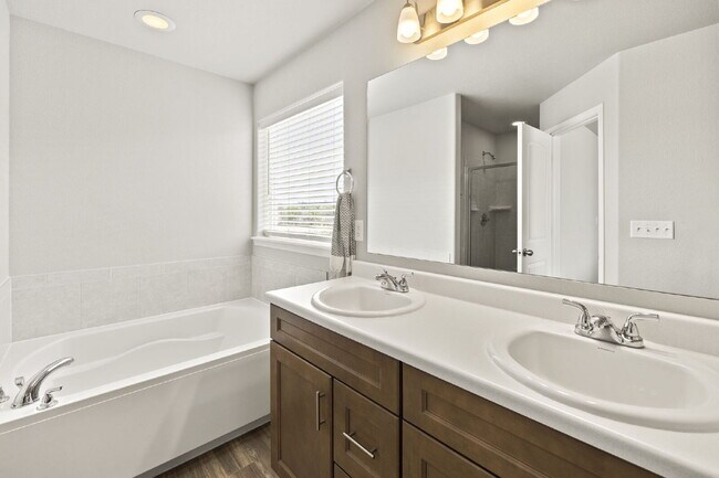 Building Photo - Well maintained Fountain Home with 3 bedrooms and  beautiful mountain views.