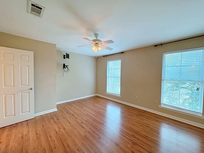 Building Photo - Custom Remodeled Townhome off Jefferson Hwy