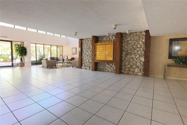 Building Photo - 491 Racquet Club Rd