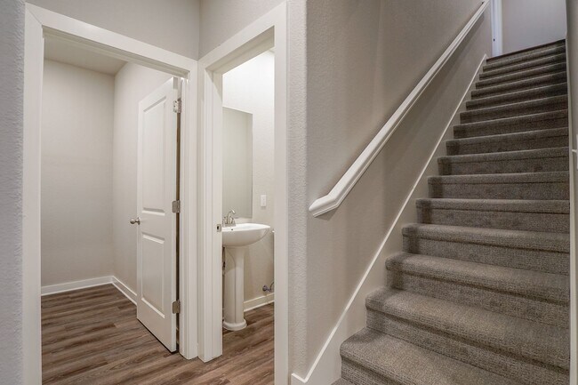 Building Photo - 4 bedroom 3.5 bath home!